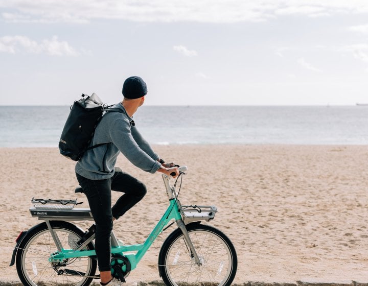 Man finding a beryl bike on the beach