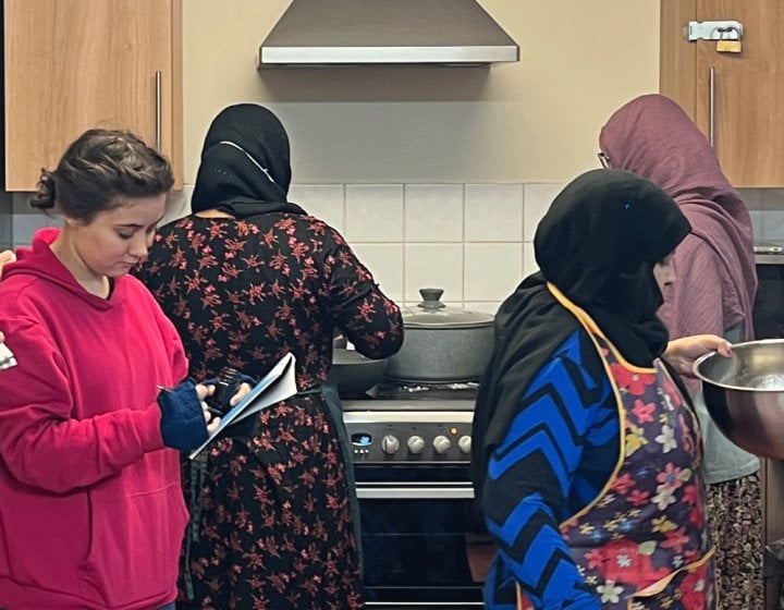 Student illustrating a cooking workshop