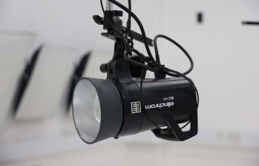 photo of a camera studio light 