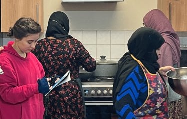 Student illustrating a cooking workshop